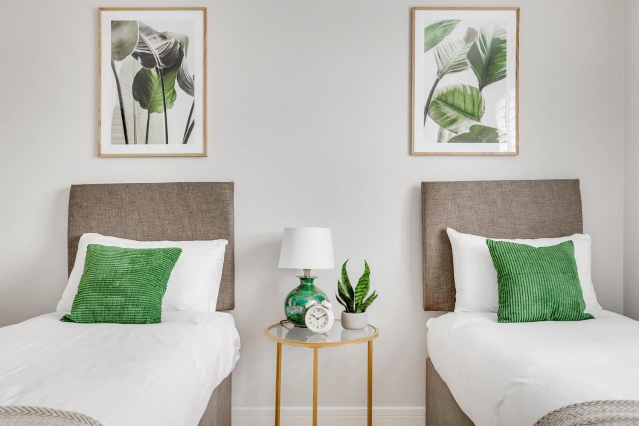 Executive 2 Bedroom Apt City Centre Free Pkg , Wifi By Tent Serviced Apartments Staines-upon-Thames Exterior foto